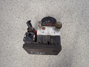 SUZUKI GRAND VITARA II 1.9d POMPA ABS 65j9 2/8 MINIATURA