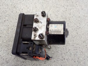 SUZUKI GRAND VITARA II 1.9d POMPA ABS 65j9 6/8 MINIATURA