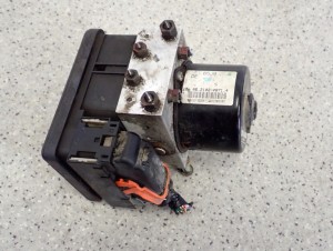 SUZUKI GRAND VITARA II 1.9d POMPA ABS 65j9 7/8 MINIATURA