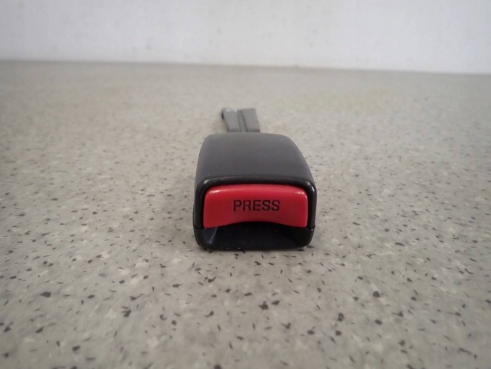 TOYOTA YARIS I 99-05 ZAPINKA PASA BEZPIECZEŃSTWA 2/3