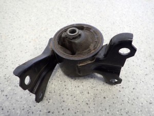 MITSUBISHI ASX 1.8 DID 10- PODUSZKA ZAWIESZENIA SILNIKA SKRZYNI BIEGÓW LEWA 2/4 MINIATURA