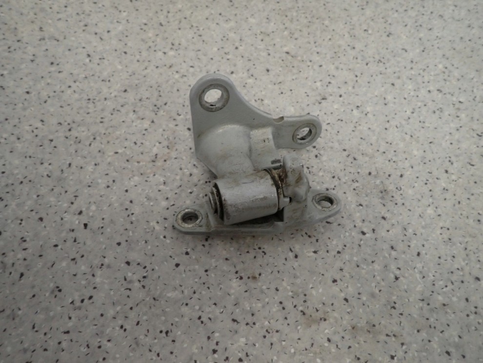 MITSUBISHI COLT 04- ZAWIAS DRZWI PRZEDNI LEWY DOLNY OGRANICZNIK 3/10