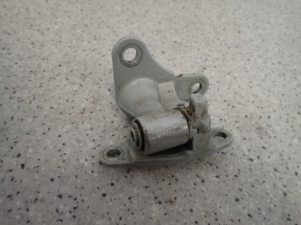 MITSUBISHI COLT 04- ZAWIAS DRZWI PRZEDNI LEWY DOLNY OGRANICZNIK 4/10