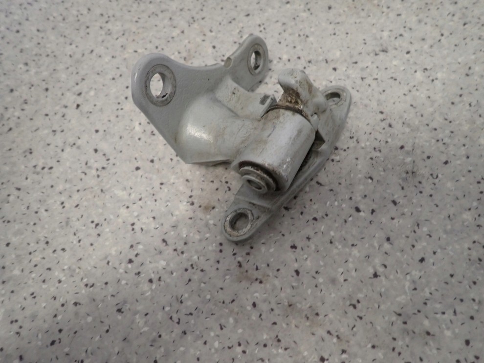 MITSUBISHI COLT 04- ZAWIAS DRZWI PRZEDNI LEWY DOLNY OGRANICZNIK 10/10