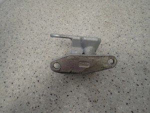 MITSUBISHI COLT 04- ZAWIAS DRZWI PRZEDNI LEWY DOLNY OGRANICZNIK 6/10 MINIATURA