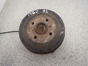 TOYOTA AYGO 05-12 BĘBEN HAMULCOWY TY LEWY TARCZA KOTWICZNA PIASTA SZCZEKI