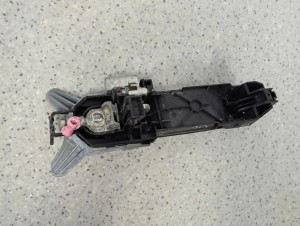 NISSAN NOTE E11 06-12 KLAMKA DRZWI PRZEDNIA LEWA 10/10 MINIATURA