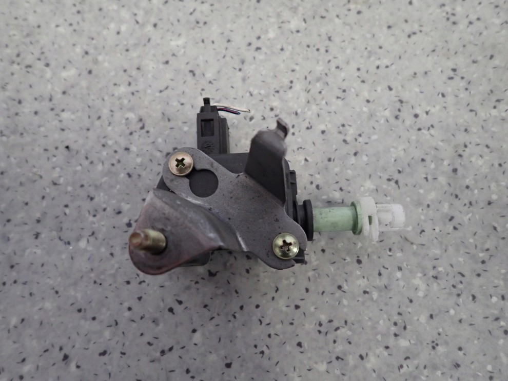 TOYOTA AVENSIS T25 02- SIŁOWNIK KLAPKI WLEWU PALIWA 2/3