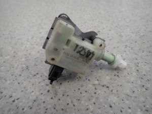 TOYOTA AVENSIS T25 02- SIŁOWNIK KLAPKI WLEWU PALIWA