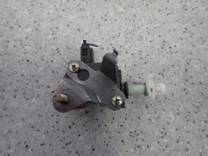 TOYOTA AVENSIS T25 02- SIŁOWNIK KLAPKI WLEWU PALIWA 2/3 MINIATURA