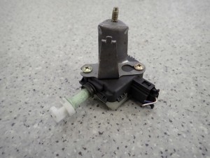 TOYOTA AVENSIS T25 02- SIŁOWNIK KLAPKI WLEWU PALIWA 3/3 MINIATURA