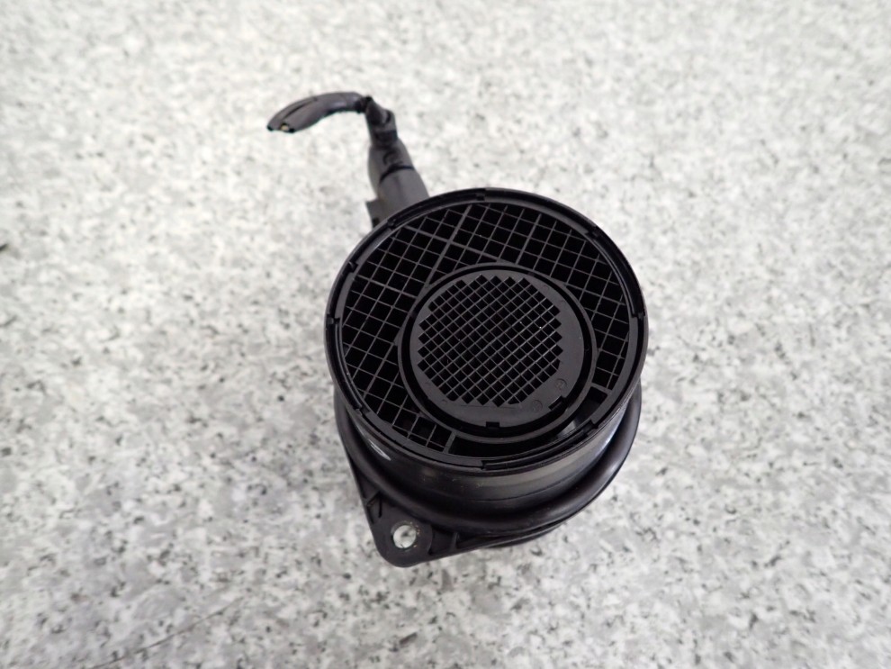 MITSUBISHI GRANDIS 2.0 DID 03-10 PRZEPŁYWOMIERZ POWIETRZA 3/4