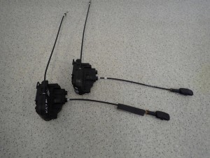 NISSAN MICRA K12 03-10 ZAMEK DRZWI TYLNY PRAWY