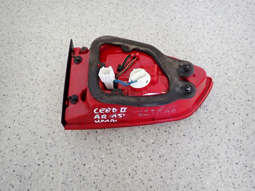 KIA CEED II KOMBI SW 12-17 LAMPA TYLNA PRAWA W KLAPĘ 3/5