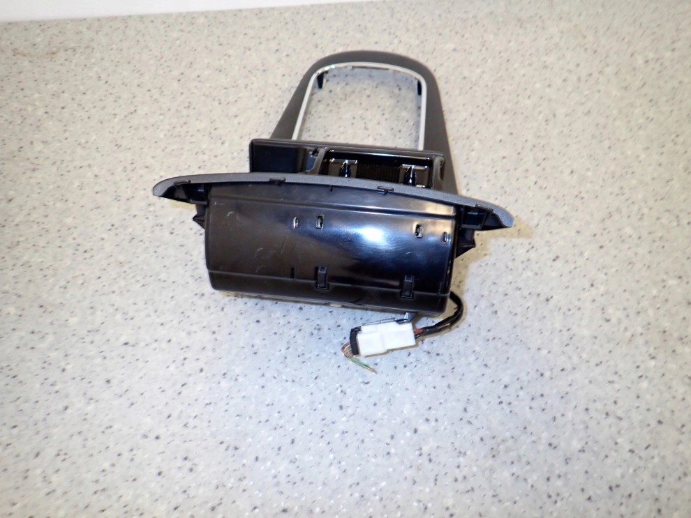 TOYOTA AVENSIS T25 06-08 POPIELNICZKA RAMKA KONSOLKA 8/9