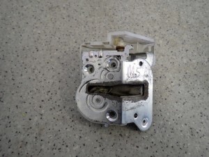 MAZDA5 MAZDA 5 06- ZAMEK DRZWI TYLNY PRAWY 1/5 MINIATURA