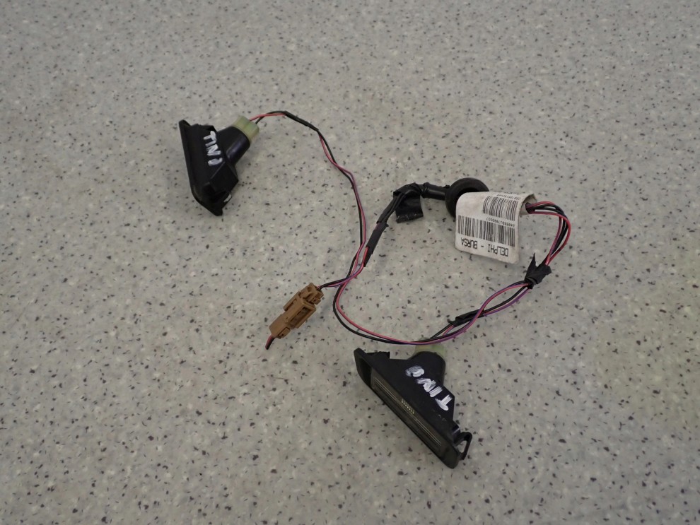 NISSAN ALMERA TINO 00- LAMPKI OŚWIETLENIA TABLICY REJESTRACYJNEJ 1/6