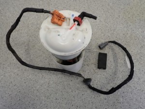 SUZUKI SWIFT 05-10 POMPA CZUJNIK PALIWA W ZBIORNIK 15100-62J00 2/4 MINIATURA