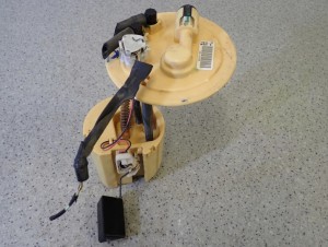 TOYOTA VERSO 2.0 D4D 09-13 CZUJNIK POZIOMU PALIWA 1/6 MINIATURA