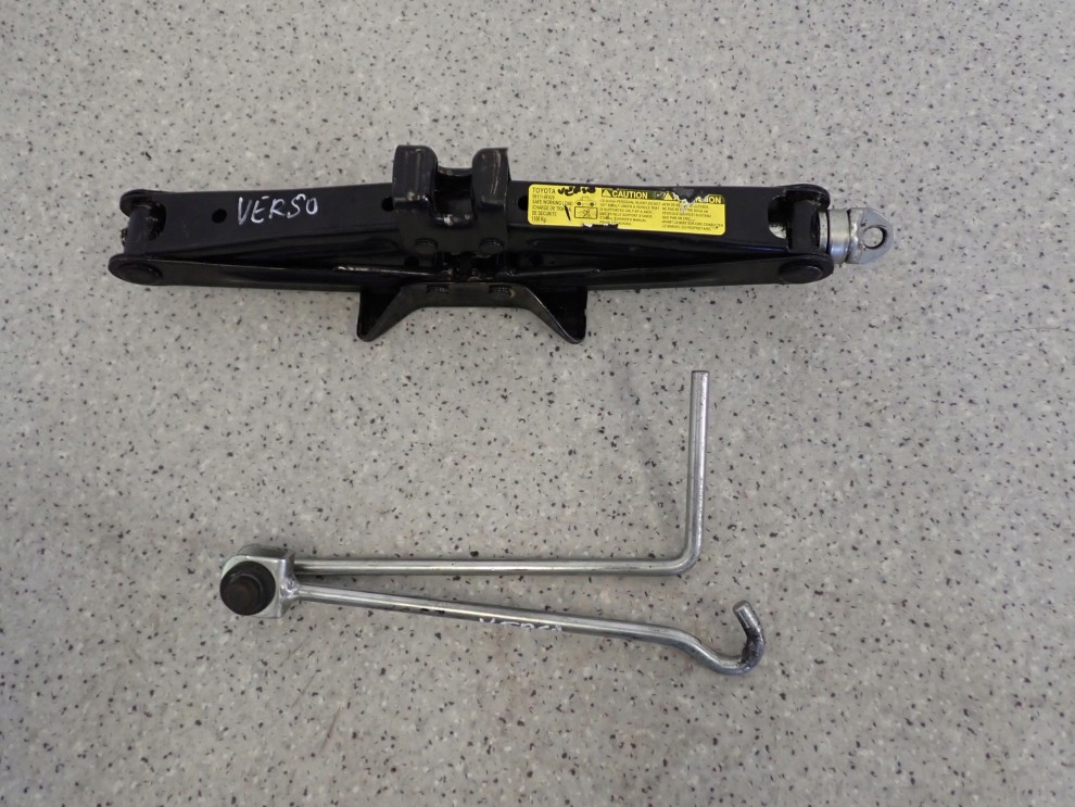 TOYOTA VERSO 09-13 PODNOŚNIK SAMOCHODOWY 1/3