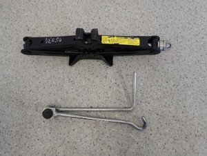 TOYOTA VERSO 09-13 PODNOŚNIK SAMOCHODOWY 1/3 MINIATURA